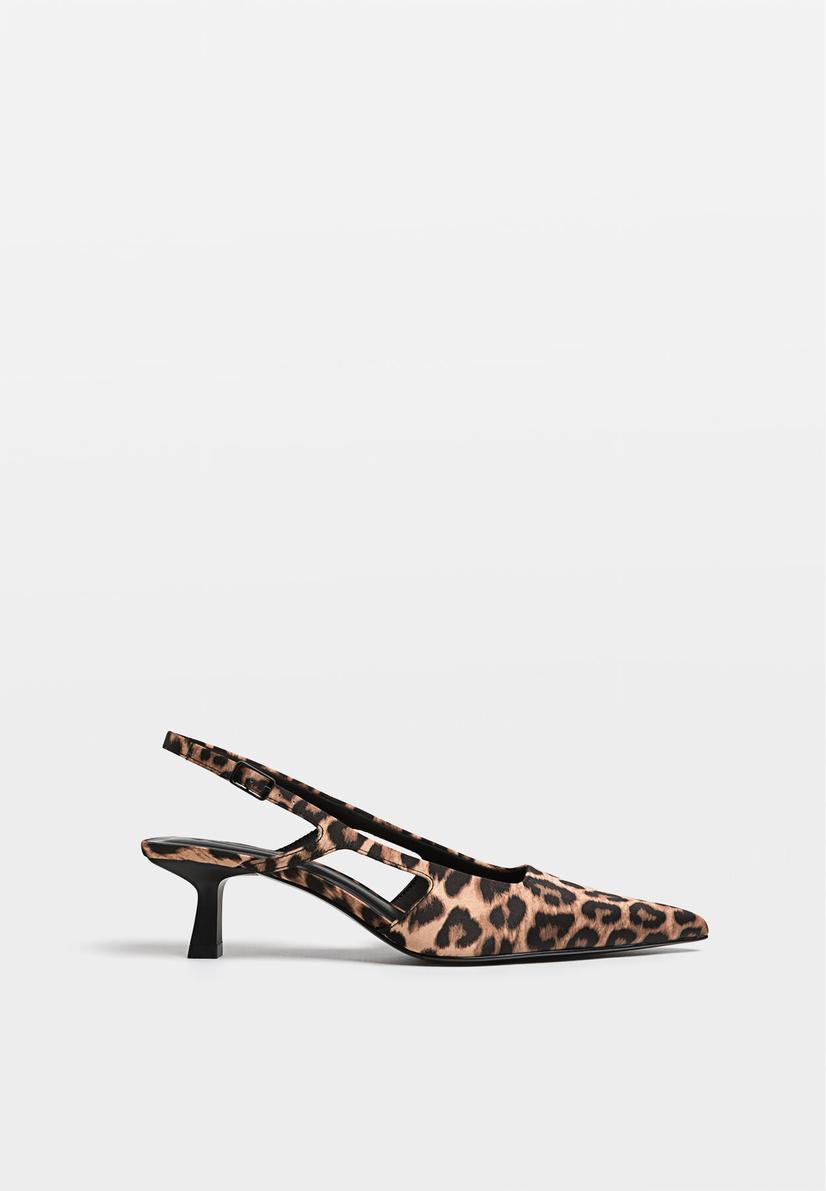 Oferta de Zapatos kitten print leopardo por $159900 en Stradivarius