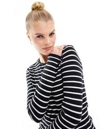 Oferta de New Look long sleeve crew neck top in white stripe por $10,99 en ASOS