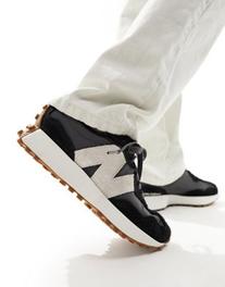Oferta de New Balance 327 sneakers in black and grey - exclusive to ASOS - BLACK por $91 en ASOS