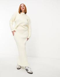 Oferta de 4th & Reckless Plus exclusive knitted maxi skirt co-ord in cream por $41,99 en ASOS