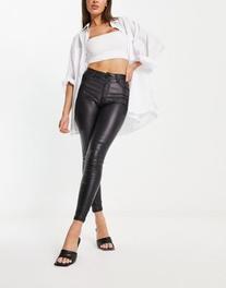 Oferta de I Saw It First coated skinny jean in black por $39 en ASOS