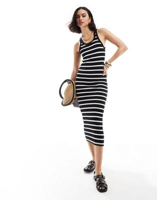 Oferta de ASOS DESIGN scoop neck midi dress in black and white stripe por $20 en ASOS