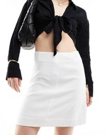 Oferta de Selected Femme linen touch skirt in white por $55 en ASOS