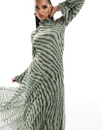 Oferta de ASOS DESIGN high neck long sleeve a-line maxi dress in khaki stripe por $48 en ASOS