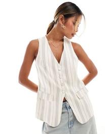 Oferta de River Island longline stripe waistcoat in cream por $45 en ASOS