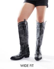Oferta de Public Desire Wide Fit Serpentine western boot with embroidery in black por $90,24 en ASOS