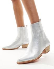 Oferta de Free People bowers leather western ankle boots in silver por $272,99 en ASOS