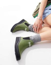 Oferta de Barbour x ASOS Clifton wedge chelsea wellington boots in pesto green por $87,99 en ASOS