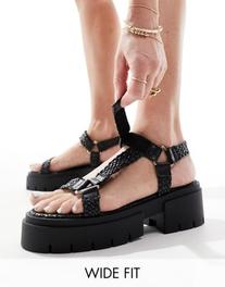 Oferta de Public Desire Wide Fit Hazard chunky sandal with raffia in black por $45,59 en ASOS