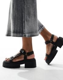 Oferta de Public Desire Hazard chunky sandal with raffia in black por $47,99 en ASOS