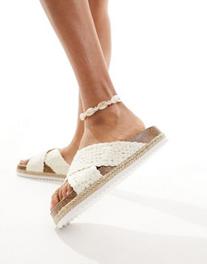 Oferta de ASOS DESIGN Jessie flatform cross strap espadrille sandals in off-white crochet por $27,99 en ASOS
