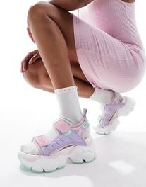 Oferta de Buffalo Binary Track flat sandals in multi pink por $152,99 en ASOS