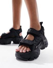 Oferta de Buffalo Binary Track flat sandals in black por $142,99 en ASOS