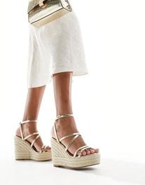 Oferta de South Beach heeled cork sole sandal in natural por $49,99 en ASOS