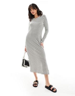 Oferta de New Look long sleeve crochet maxi dress in stripe por $33,99 en ASOS