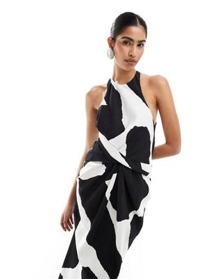 Oferta de ASOS DESIGN textured racer neck maxi dress with twist waist detail in black abstract print por $85,49 en ASOS