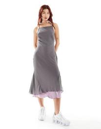 Oferta de COLLUSION textured chiffon midi asymmetric slip dress in grey & lilac por $38,9 en ASOS