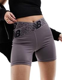 Oferta de New Balance relentless legging shorts in charcoal por $29,75 en ASOS