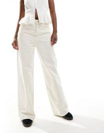 Oferta de Mango oversized straight leg jeans in white por $72,99 en ASOS