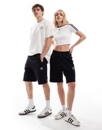 Oferta de Adidas Originals Essential shorts in black por $33 en ASOS