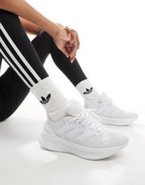 Oferta de Adidas Running Ultrarun 5 trainers in white por $90 en ASOS