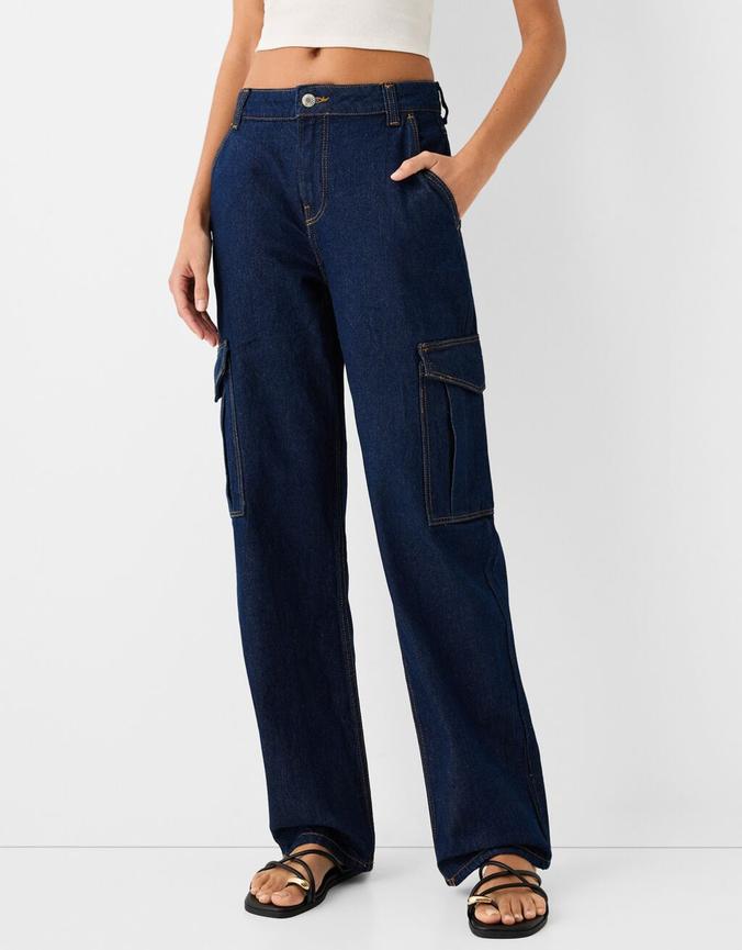 Oferta de Jeans straight cargo por $99900 en Bershka