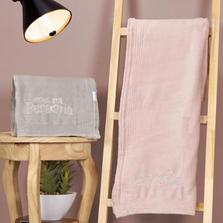 Oferta de Set x2 Mantas flannel bordadas favorita gris/rosa por $69930 en Brissa