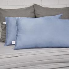 Oferta de Set x 2 almohadas tela 1100 hilos polialgodón azul nórdico por $64950 en Brissa