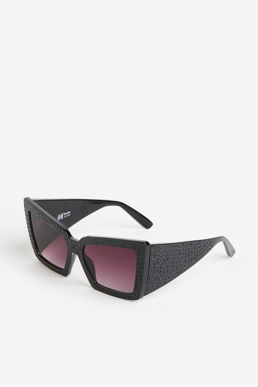Oferta de Gafas de sol con funda por $189900 en H&M