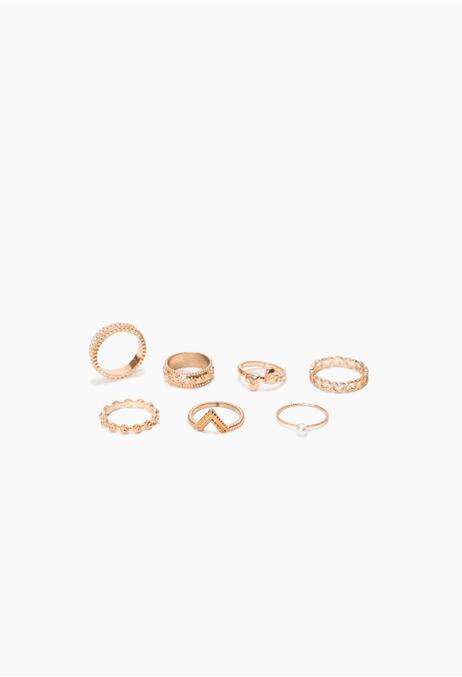 Oferta de Set x8 anillos con cristales y corazones por $29940 en ELA