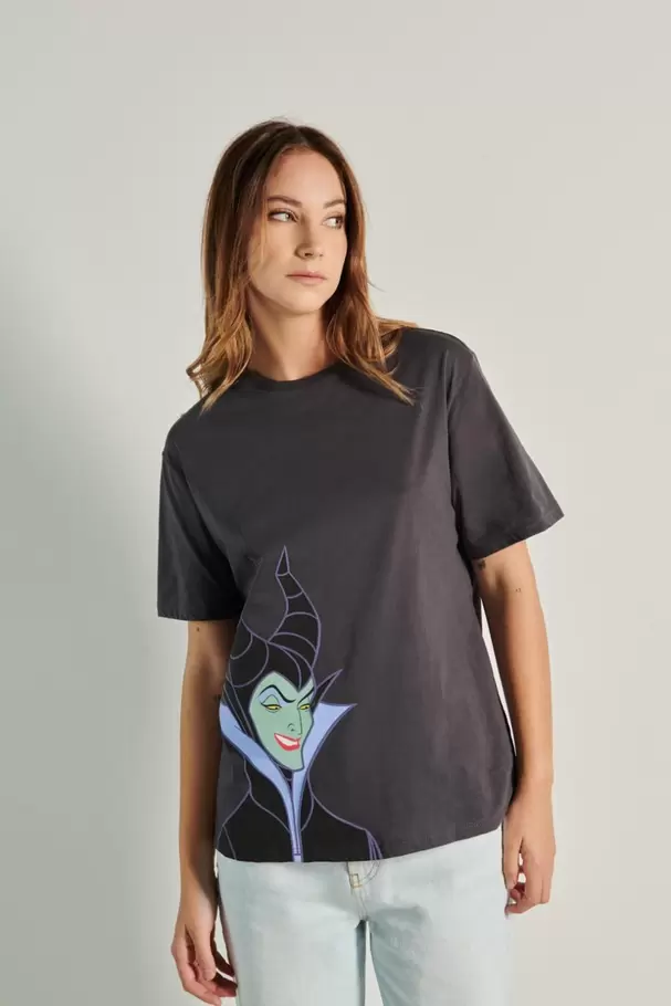 Oferta de Camiseta oversize gris con manga corta y diseño de Maléfica por $29900 en Koaj