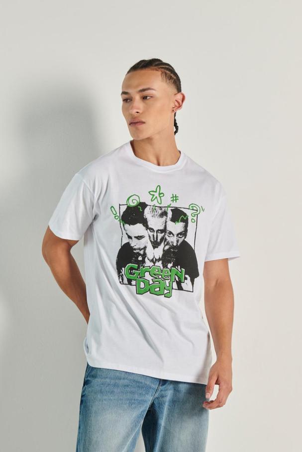 Oferta de Camiseta blanca oversize con arte de Green Day y manga corta por $29900 en Koaj
