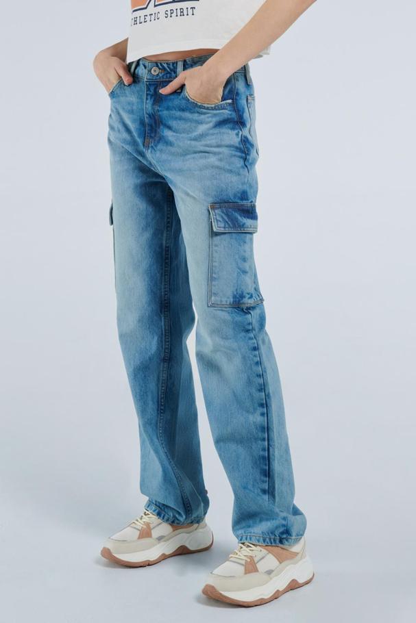 Oferta de Jean azul claro cargo con bolsillos laterales, tiro alto y bota ancha por $99900 en Koaj