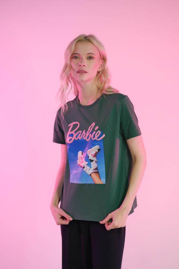Oferta de Camiseta manga corta de Barbie chic por $34900 en Koaj