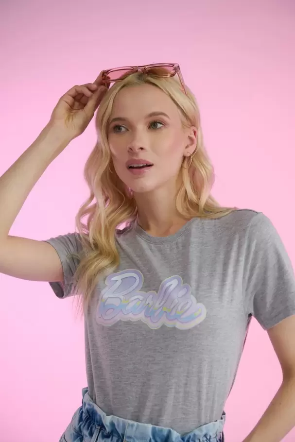Oferta de Camiseta manga corta de Barbie arcoíris por $34900 en Koaj