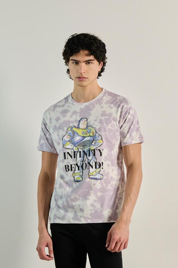 Oferta de Camiseta lila tie dye oversize con estampado de Buzz por $29900 en Koaj