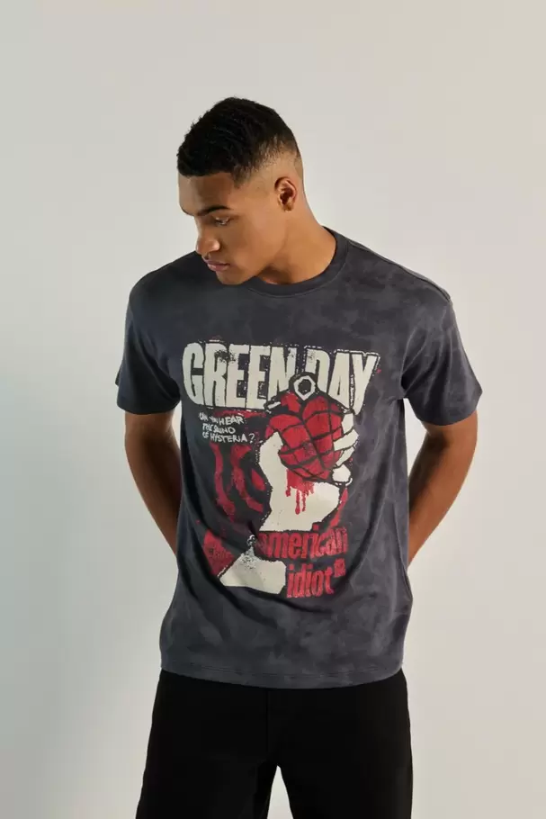 Oferta de Camiseta manga corta con estampado de Green Day por $29900 en Koaj
