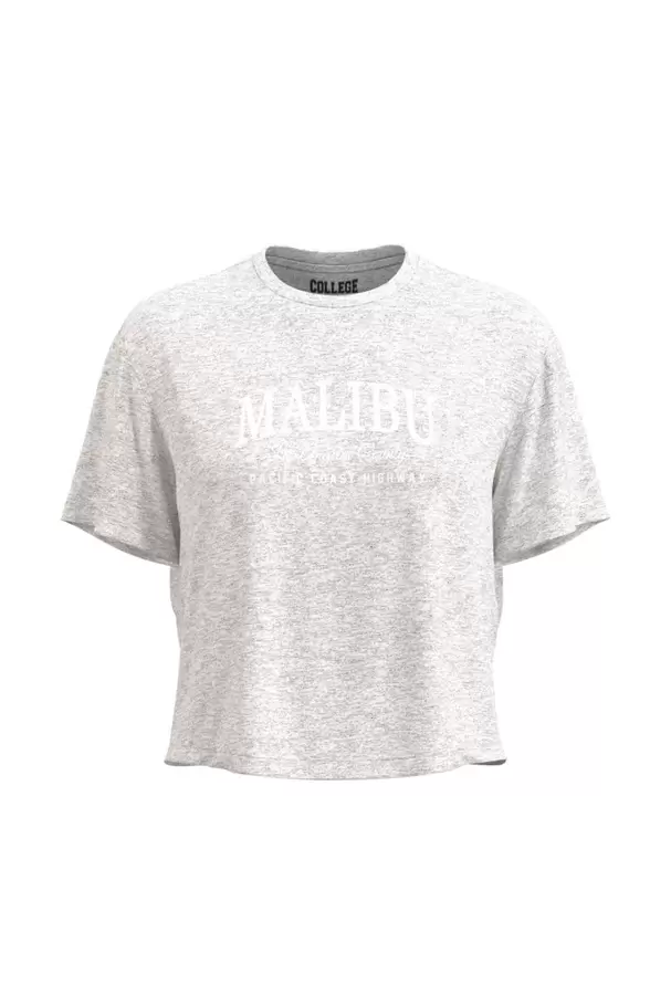 Oferta de Camiseta unicolor crop top con texto college de Malibú por $29900 en Koaj