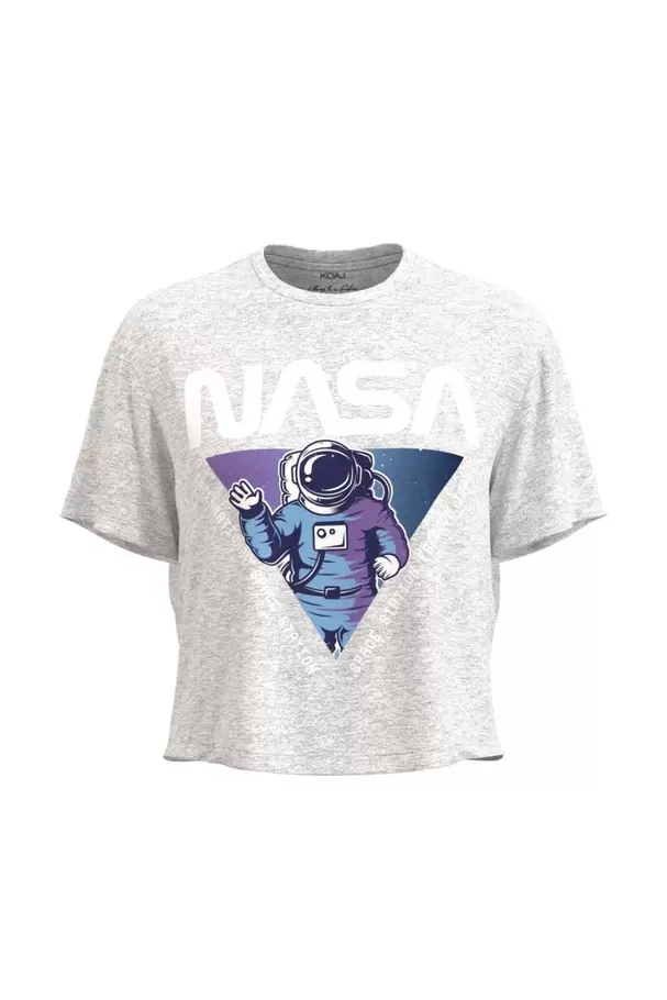 Oferta de Camiseta crop top unicolor con diseño de NASA en frente por $25900 en Koaj