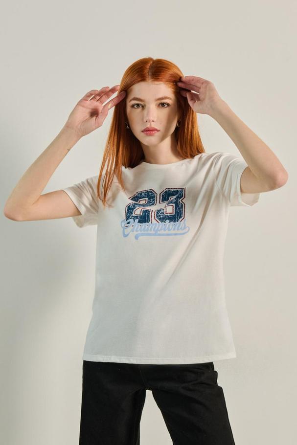 Oferta de Camiseta crema con diseño numérico college y cuello redondo por $25900 en Koaj