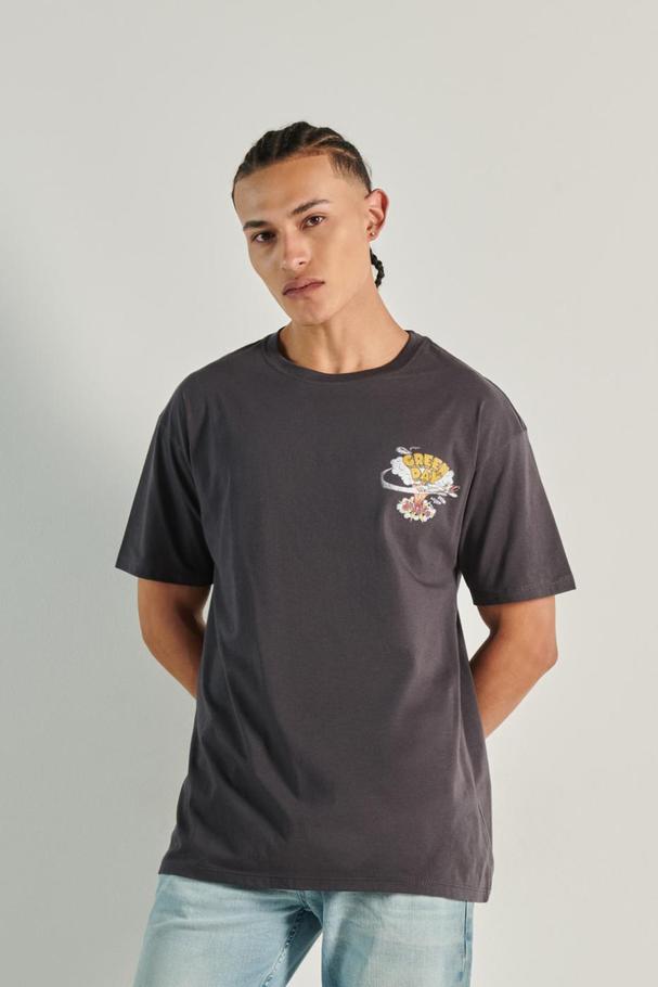 Oferta de Camiseta unicolor oversize cuello redondo y diseño Green Day por $25900 en Koaj