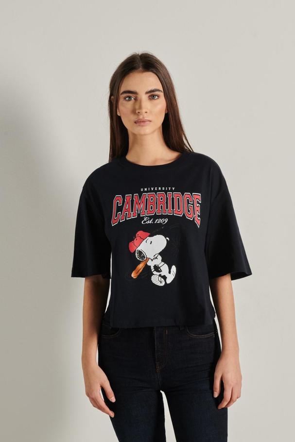 Oferta de Camiseta crop top oversize azul intensa con diseño college de Snoopy & Cambridge por $25900 en Koaj