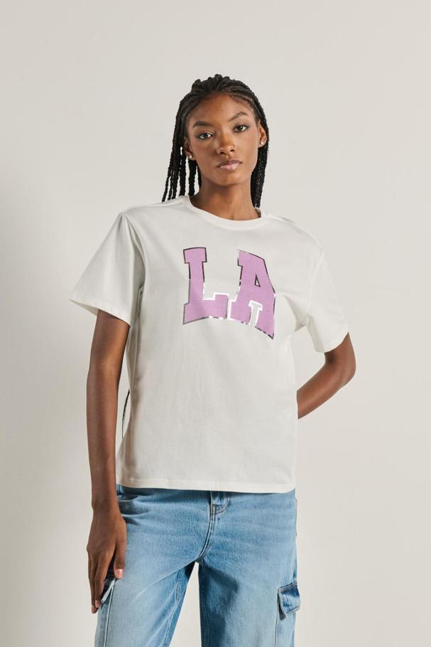 Oferta de Camiseta para mujer manga corta, blanca, hombro rodado, estampado en frente estilo College. por $25900 en Koaj