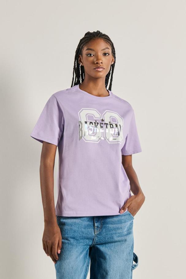 Oferta de Camiseta para mujer manga corta, lila claro, hombro rodado, estampado en frente estilo College. por $25900 en Koaj