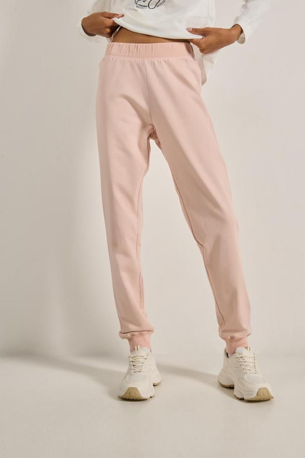 Oferta de Pantalón rosado jogger con cintura elástica y bolsillos por $69900 en Koaj