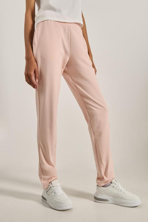 Oferta de Pantalón jogger rosado claro con bolsillos y bota recta por $69900 en Koaj
