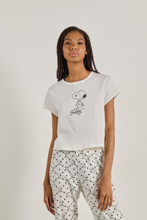 Oferta de Camiseta crema clara manga corta y arte de Snoopy en frente por $24900 en Koaj