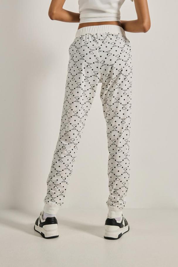 Oferta de Pantalón jogger crema claro con diseños de Snoopy por $59900 en Koaj